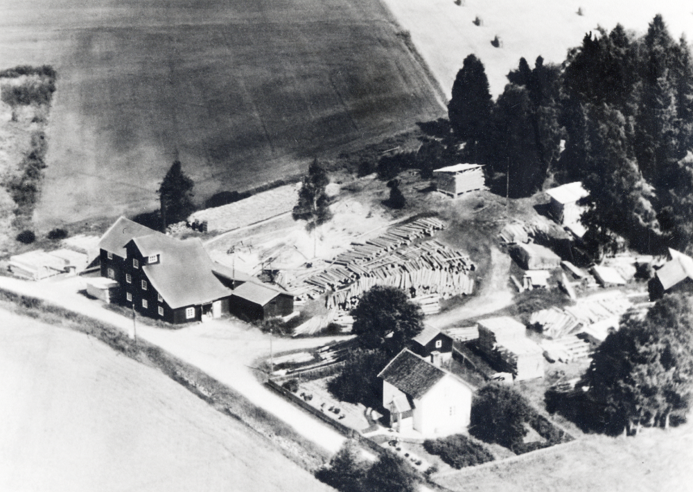 Granby  kvarn med såg låg snett emot torpet Gustavslund i Orkesta. Första delen av kvarnen byggdes 1881 och drevs först med en ångdriven lokomobil. Ca 1892 byggdes kvarnen ut och drevs då med en ångmaskin fram till 1919.  Fram till detta år ägdes kvarnen i kompanjonskap av gårdarna i Granby, Söderby och Markim Lundby.  Från 1919 till början av 1920-talet drevs kvarnen och sågen med en dieselmotor som inte fungerade till belåtenhet varför en elmotor installerades i stället.  Kvarnen brann ner i april 1963.  
Fotografiet lånat av Brita Bergfors, född Hedlund, som är född i det vita huset t h om kvarnen. Uppgifter från brodern Holger Hedlund, Norrtälje.