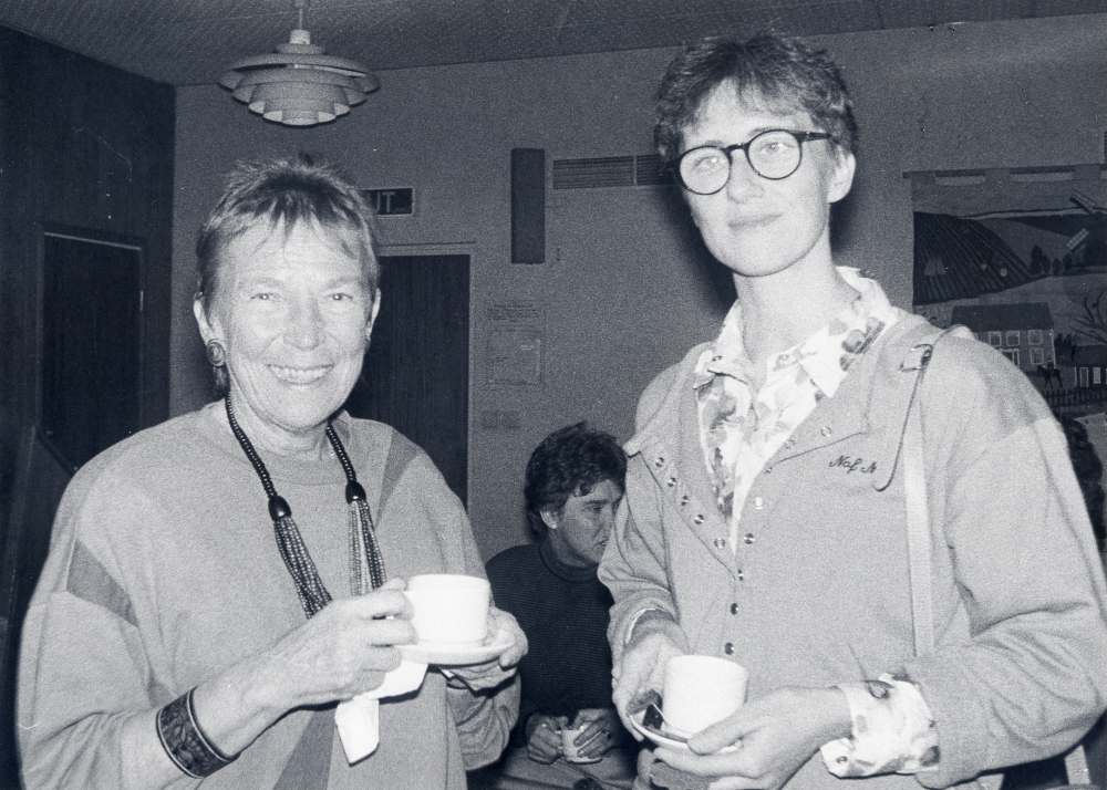 Ester Borin och Viveca Selander i Väsbygårdens samlingssal Väsbysalen under ett program för DC– och kulturombuden inom kommunens hemtjänst.  Ester Bolin har bl a skrivit boken "Porträtt utan guldram – sex kvinnor i vården"