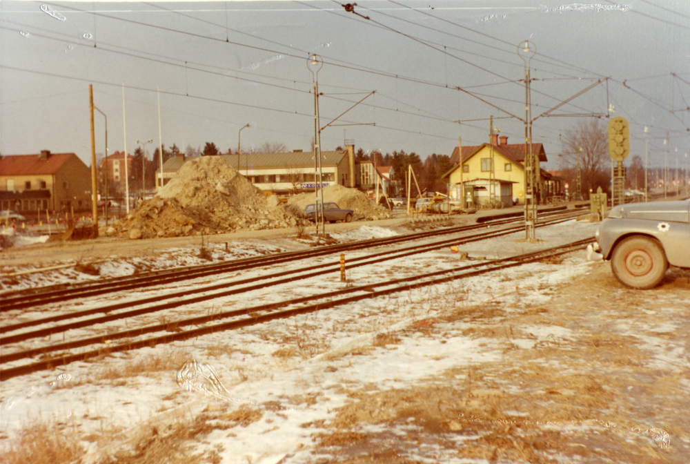 Grävning för  vatten- och avloppsledningar  vid  Vallentuna järnvägsstation  inför byggstarten av  Tunahuset