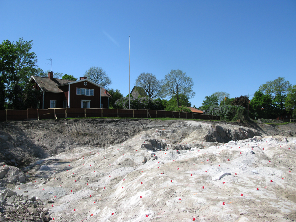I samband med att en sociodukt anläggs som förbinder kyrkan med Vallentuna centrum får Väsbyvägen ny sträckning. En del berg behöver sprängas bort då vägen flyttas närmare kyrkan.