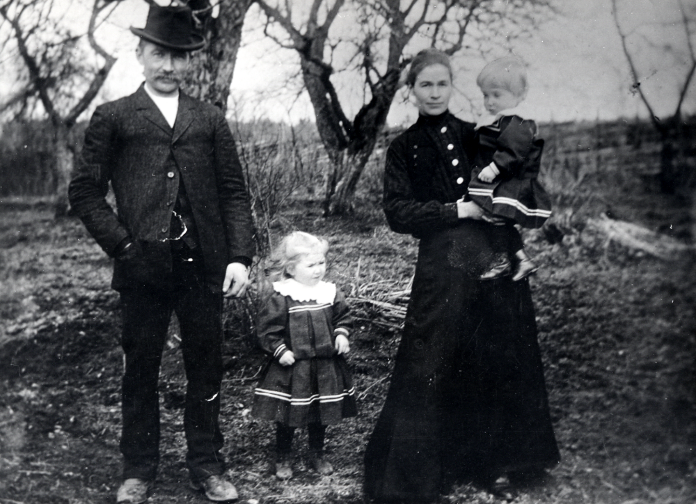 Fr v står  Helmer Johansson  och hans hustru  Märta Johansson  med barnen  Elsa Johansson  bredvid fadern och sonen  Ejnar Johansson  på moderns arm. Familjen bodde på  Billsta gård.  Senare föddes barnen Astrid och Sven