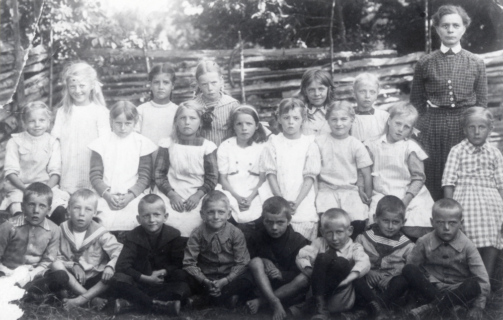 Lärarinnan Edit Lundgren tillsammans med barnen i Vallentuna småskola. Klockargården? Vita skolan? I nedre raden nr 3 fr v sitter Ejnar Carlsson Stora Ekeby i Vallentuna