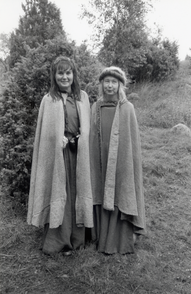 800 år Vallentuna 1998.  Medeltidsdag vid Kyrkviken med teater, dans, bågskyttar, riddarspel, hantverk samt mat och dryck.  Många besökare var klädda i tidstypiska kläder, liksom de flesta funktionärer.  Här är Åsa Görnerup, 800 årskontoret samt Kristina Nyman, kulturkansliet,  två av dem som  deltagit i förberedelserna för den stora festen