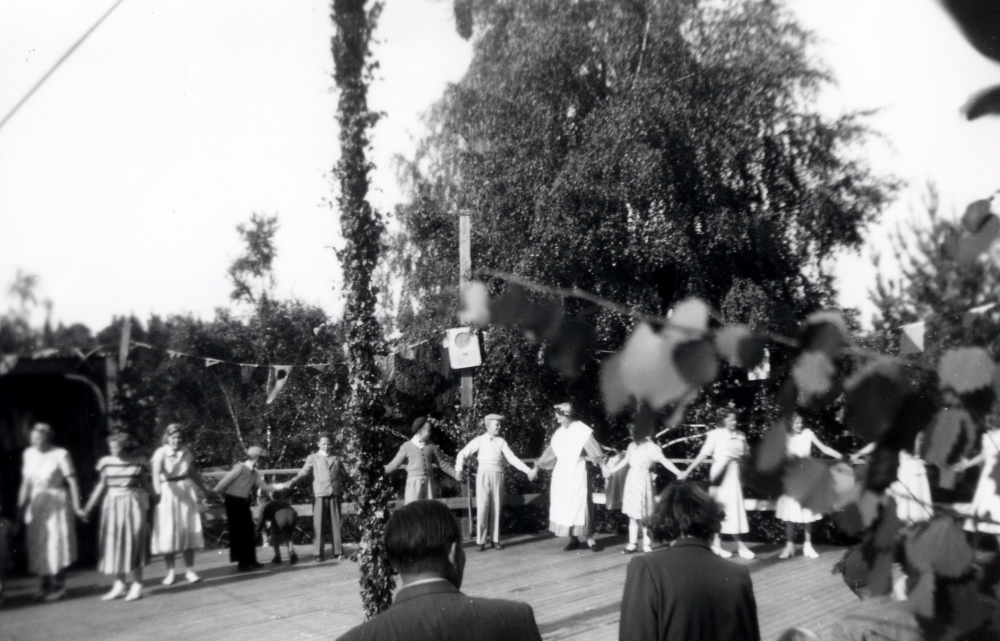 Dans kring midsommarstången i Söderby hage sedan man samlats vid Lindholmens järnvägsstation och vandrat till festplatsen. Sedan Orkesta hembygdsgård invigts 1951 har festerna flyttats dit.