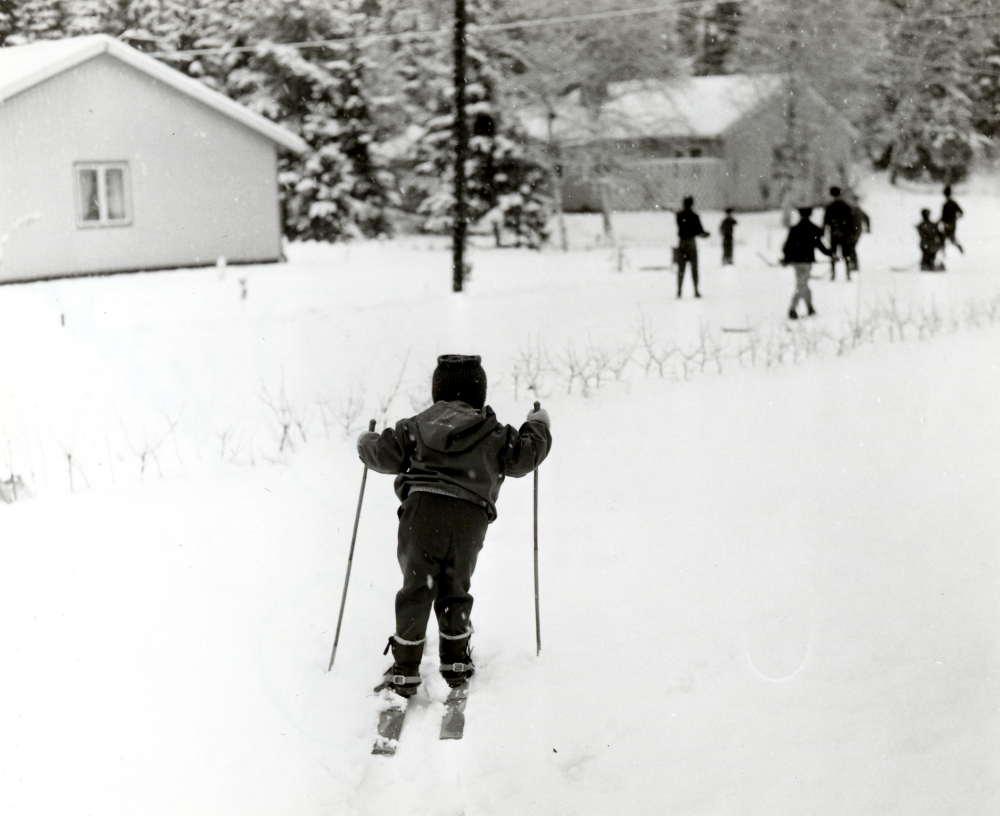 En liten flicka åker skidor i Ormsta