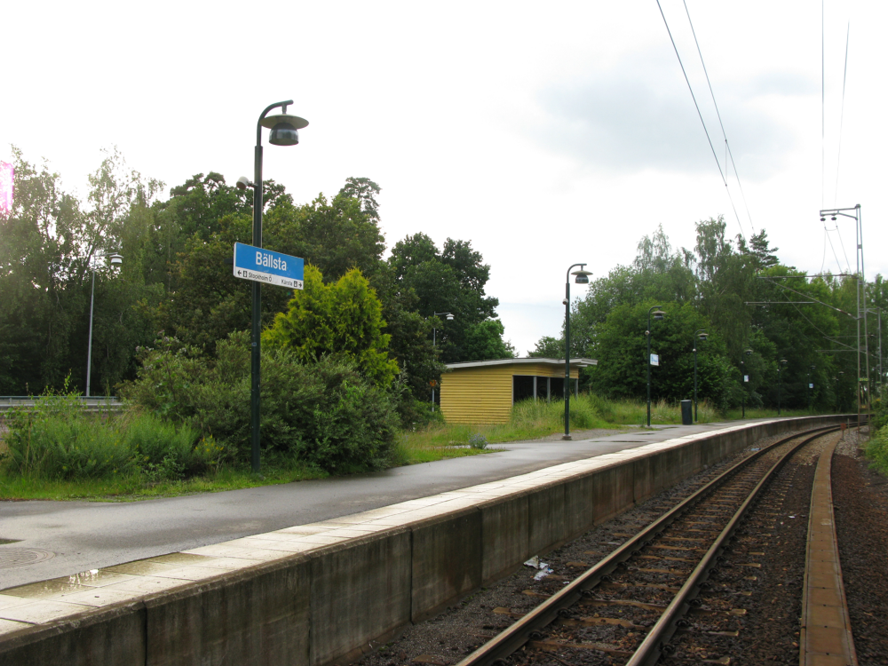 Väntkuren vid Bällsta järnvägshållplats.