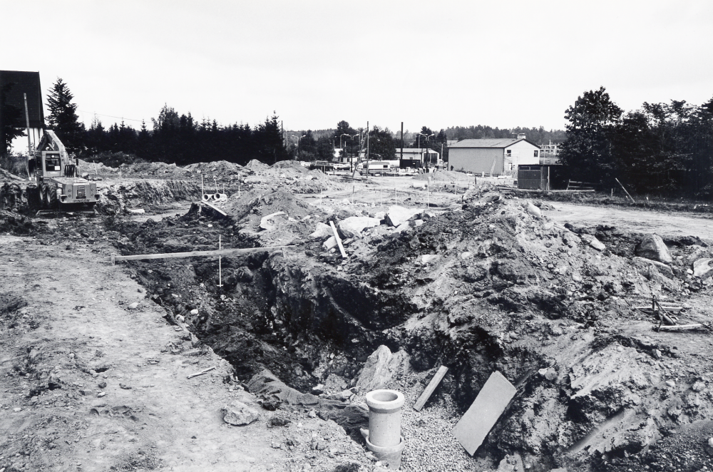 Schaktningsarbeten för vatten och avlopp inför byggstarten av förvaltningshuset Tärningen: T v syns Pingstkyrkan och t h Centrum-Bio