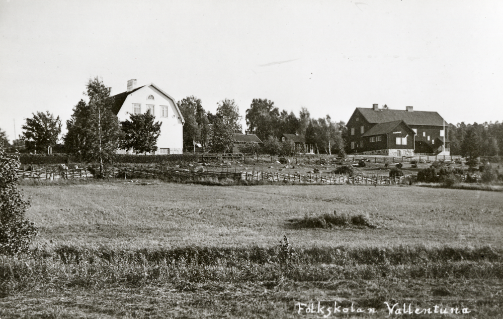 Hjälmsta skola Den Vita skolan byggdes 1910 och den Röda skolan stod färdig 1925. Husen i mitten inrymde vedbok och toaletter för lärare och elever
