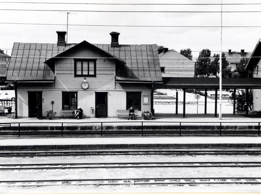 Vallentuna järnvägsstation , t h skymtar  Vallentuna järnvägshotell    Flugan . I bakgrunden  Vallentuna kommunalhus