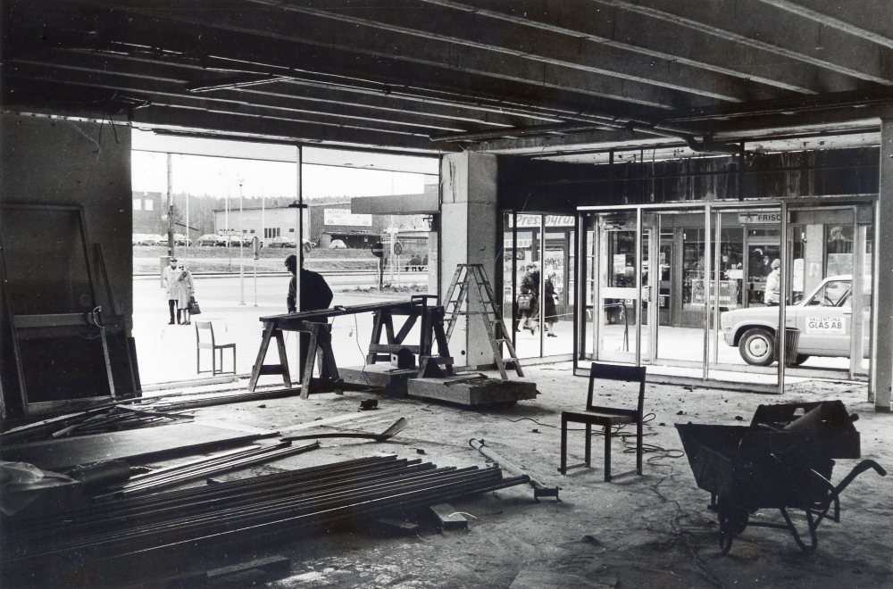 Konsum  byggs om sedan verksamheten flyttats till ett nytt  Domus-varuhus  längre norr ut i centrum.  Det gamla konsumhuset döps om till  Torghuset  med flera affärer i bottenplanet.  Från det övre planet flyttar biblioteket till Tärningen och  Fritidsförvaltningen flyttar in istället.  Här syns  Tuna torg  med  Pressbyrån  genom fönstren medan ombyggnadsarbeten pågår