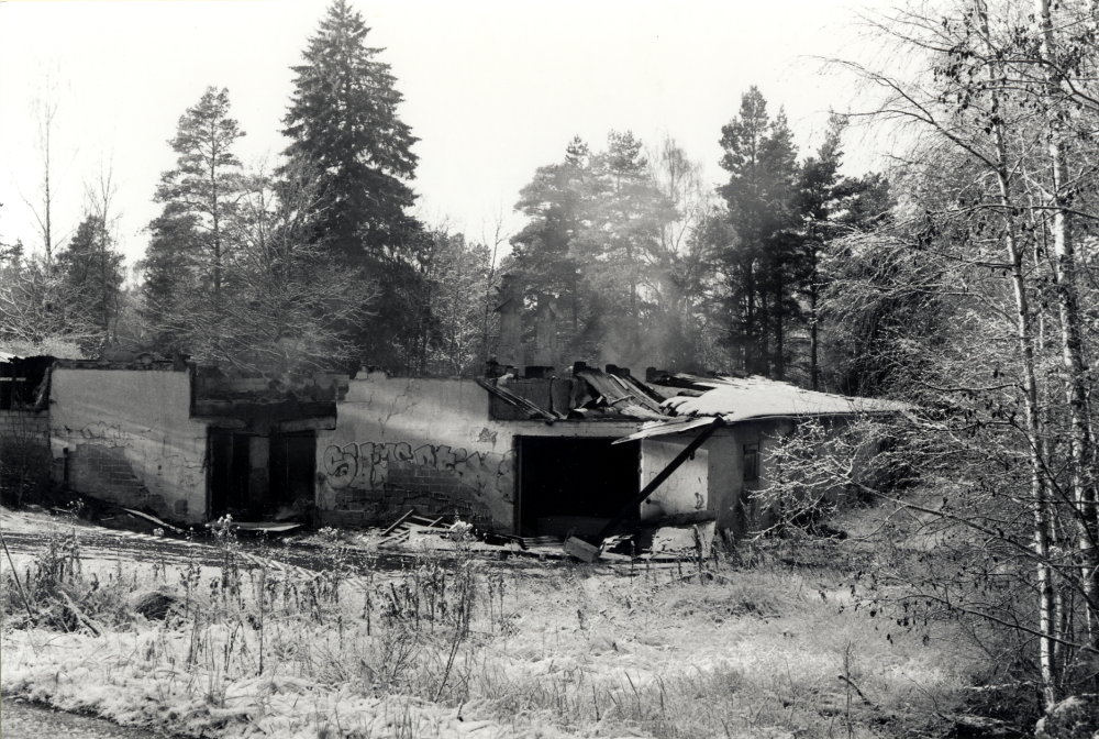 Resterna av Skyllbergs rökeri vid Bällstalundsvägen i Vallentuna