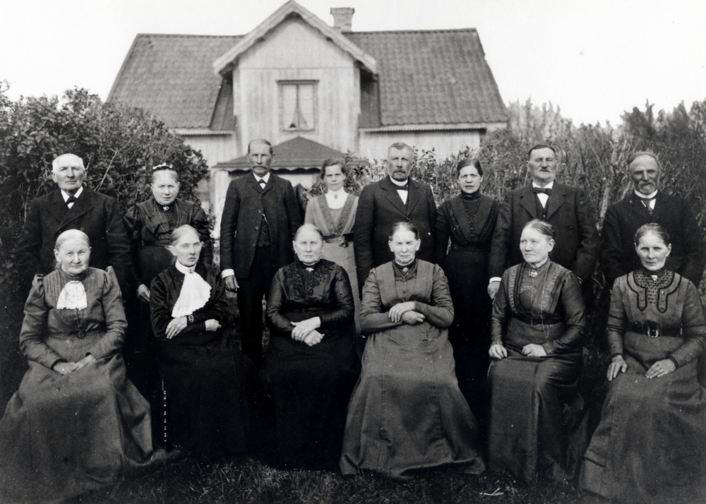 Släkten samlad på Kragsta gård.  Bakre raden fr v Gottfrid Vallin, hustrun Johanna, Axel Vallin med hustrun Victoria, Karl Vallin med hustrun Juliana, Magnus Vallin och Frans Gustafsson.  Sittande fr v Emma Johansson f Vallin, Hedvig Bergvall f Vallin, Klara Andersson f Vallin, Albertina Sundin f Vallin, Augusta Vallin framför maken Magnus och Anna Gustavsson framför maken Frans. Med på bilden är sex systrar och tre bröder.