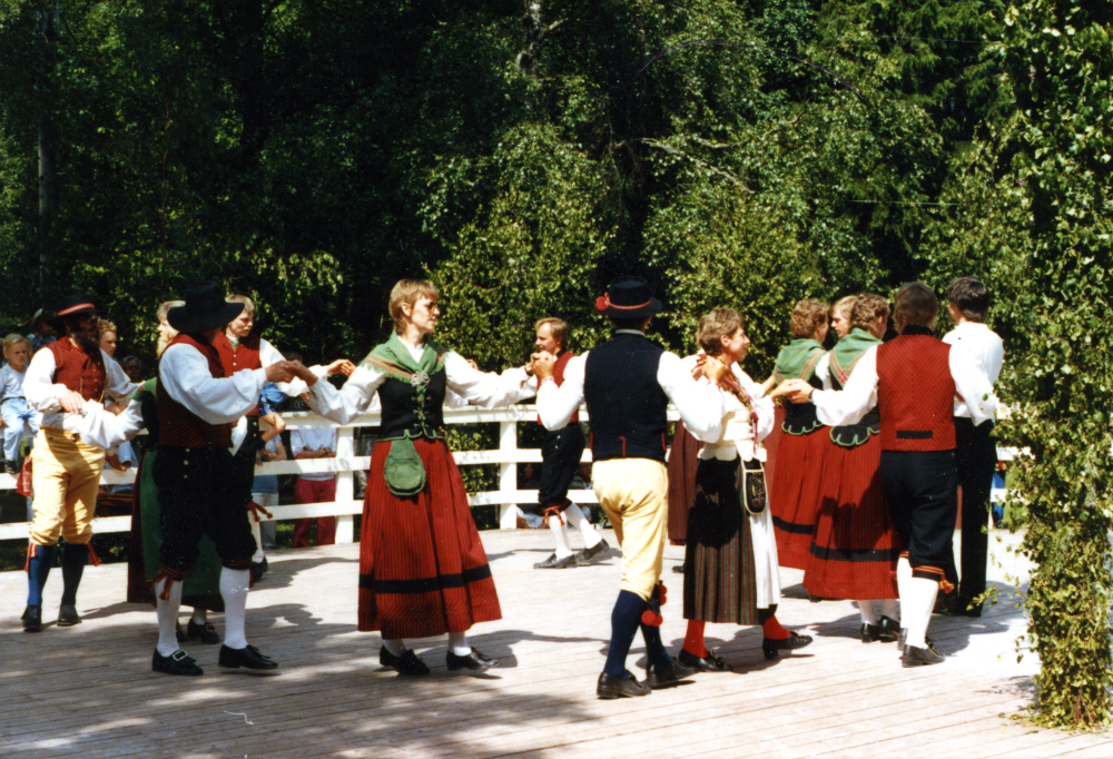 Folkdans på dansbanan Dragonhagen. De dansande bär huvudsakligen Össeby folkdräkt.
