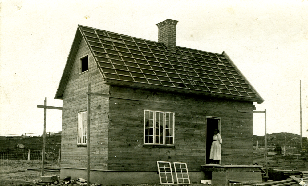 Olofshov med nuvarande adress Mörbyvägen 5 i Vallentuna.  Huset byggdes 1922 som bostad för Bertha och Henning Andersson.  Berta Andersson var en av de första medlemmarna i Vallentuna arbetare- kommun.  Eventuellt är det Bertha som står i dörröppningen på det ännu ej färdigbyggda huset.  Fotograferat från söder upp mot Rickebyhöjd.  1997 pågår diskussioner om de sista husen i kvarteret skall sparas, de sista gamla villorna i "Vallentuna villastad", eller om alla resterande hus skall rivas och området bebyggas med bl a seniorbostäder.  Några somrar före rivningen drevs i trädgården Café Äppellunden av  arbetslösa ungdomar, det fanns även en mindre minigolfbana