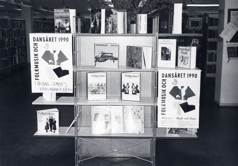 Under Folkmusik och dansåret gjordes en miniutställning vid katalogskåpet i Vallentuna bibliotek med böcker och affischer