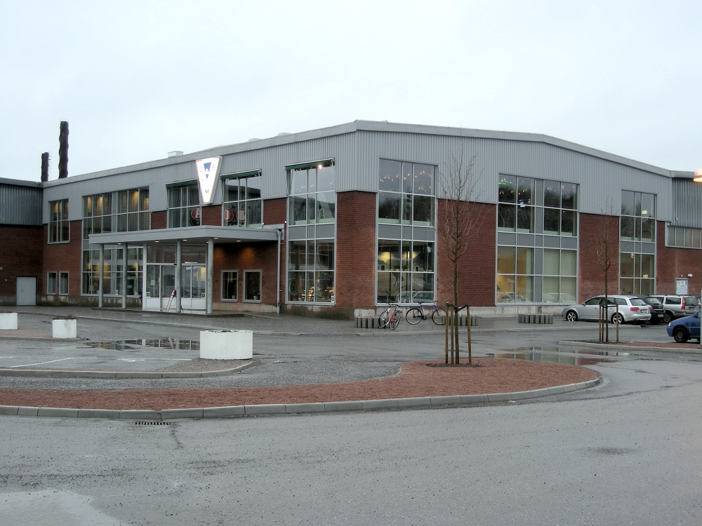 Tellus gamla industrilokaler har byggts om med början 1986 då  Vallentuna gymnasium invigdes.  De östra delarna, bakom gymnasiet, har successivt byggt om och kompletterats med lokaler för småföretag, Vallentuna Gym och Sim och 2008 Vallentuna sporthall.  I Gym och Sims lokaler finns, förutom en 25 meters simbassäng, olika lokaler för träning och gymnastik, byggt av Göran Richters fastighetsbolag, arrenderat av Vallentuna kommun. Tv, ej med på bilden finns också NOVA Ungdomens hus med bl a musik- och filmverksamhet för ungdomar