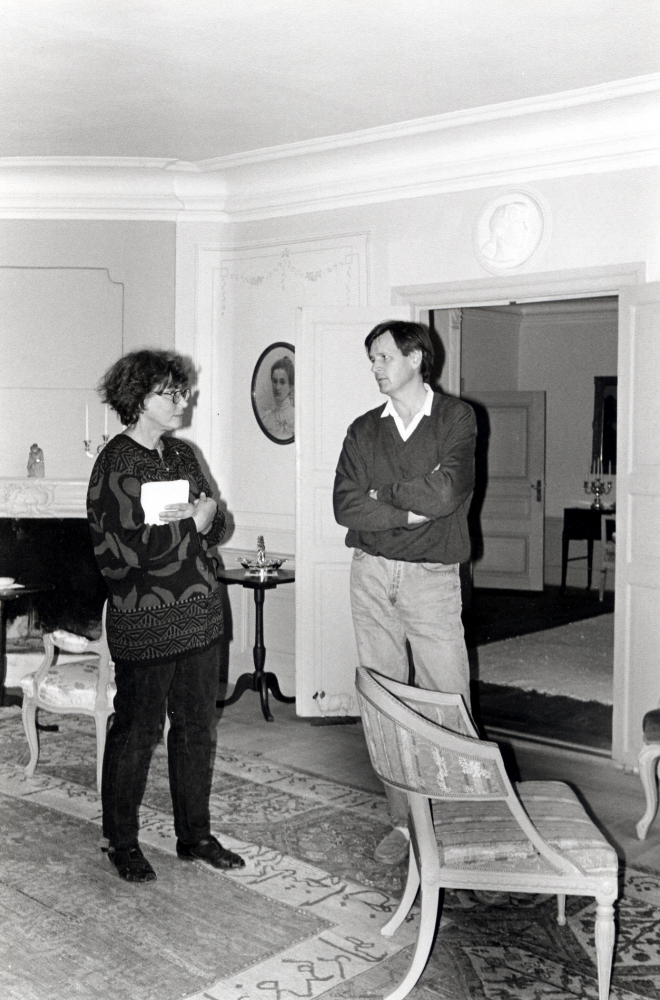 Salen på Lindö säteri i Vallentuna.  Eva Rahmqvist från Vallentuna kulturförvaltning i samspråk med säteriets ägare Nils-Göran Krantz inför arbetet med utställningen 1700-tal i Vallentuna – en utställning i Vallentunasalen under historieåret 1993