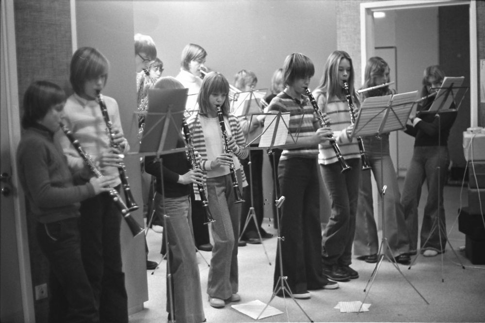 Förskolan Kantarellen invigs (?) med festligheter, musik och tårta. 
•Fotografiet ingår i bildserien ”Vardagsliv i Vallentuna kommun” av Rachael Gough-Azmier & Gunilla Blomé, Haga Studios HB.
