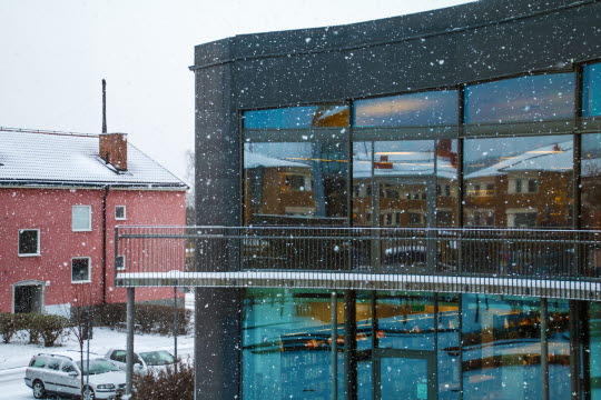Vallentuna Kulturhus utifrån i november med snöfall.