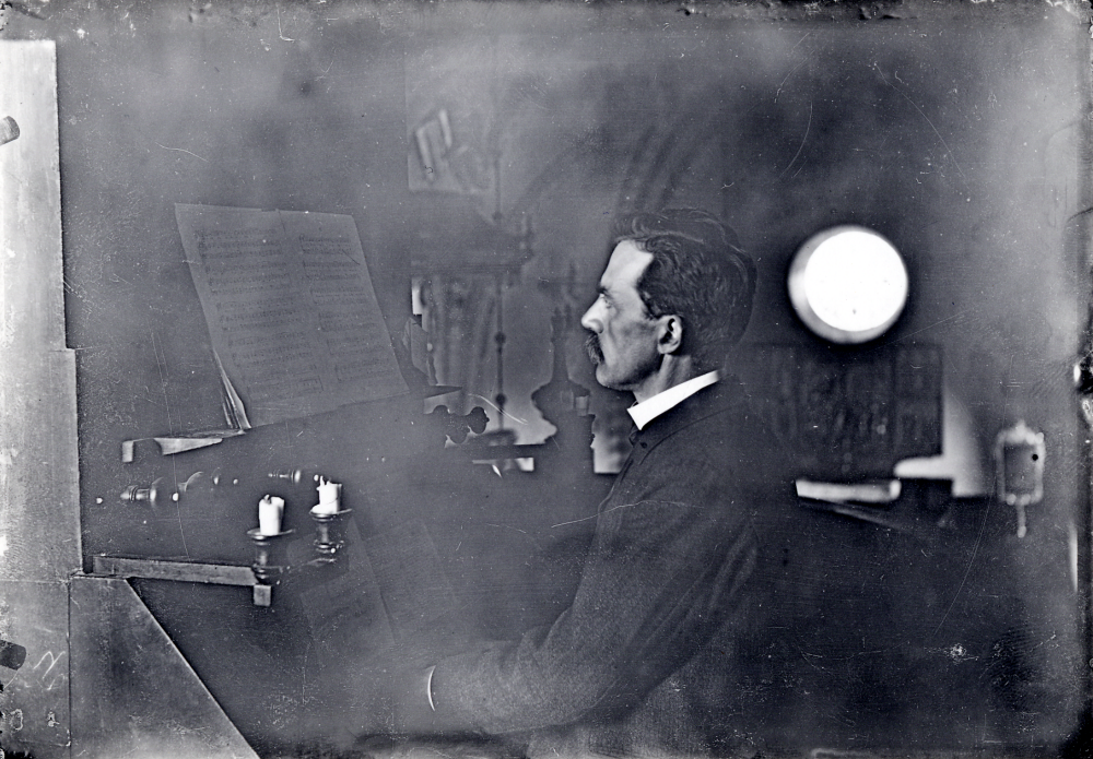 Folkskolläraren och organisten  Zackeus Carlsson   Waldebäck  vid gamla  orgeln  i  Frösunda kyrka