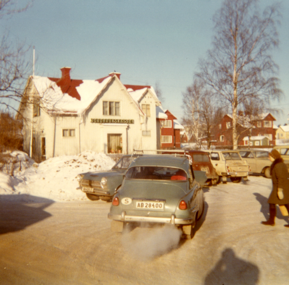 Jordbrukskassans  gamla lokaler vid  Allévägen. T h syns  Tvillingvillorna  eller  Syskonvillorna