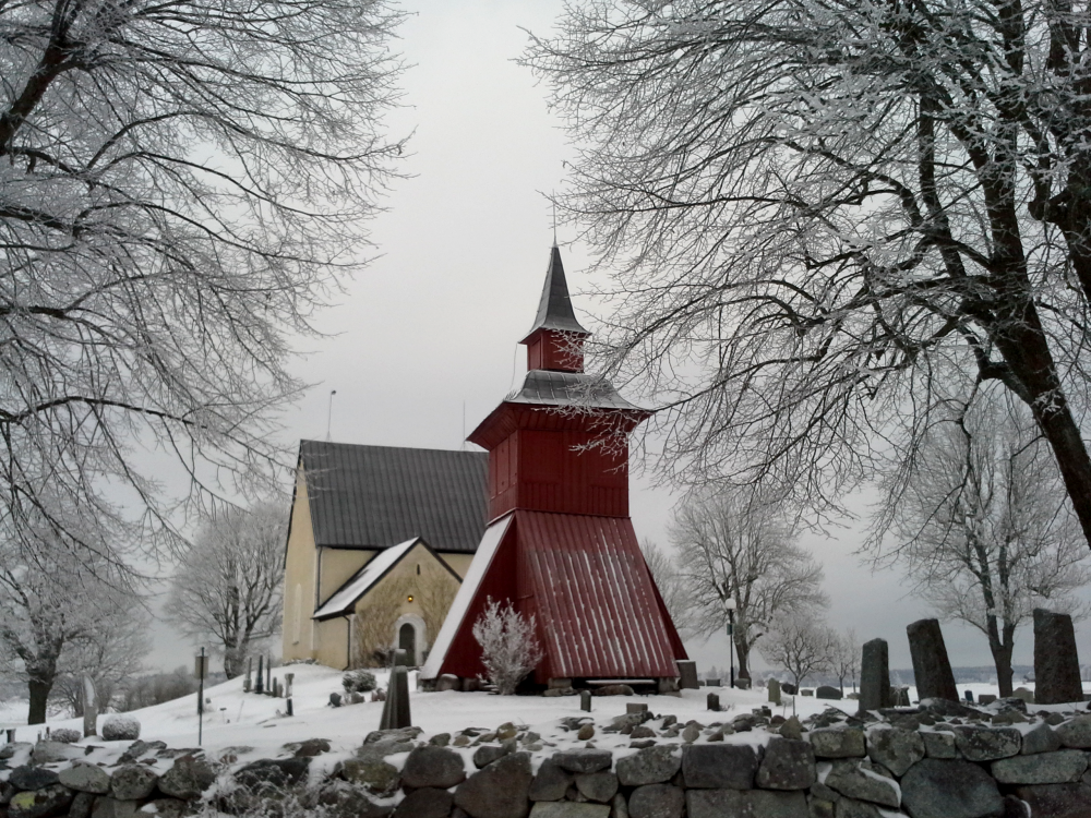 Markim kyrka och klockstapeln i vinterdis, januari 2018. 