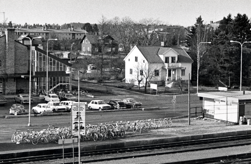 Utsikt  över  Vallentuna centrum  före 1 oktober 1973. Fr v  Konsumhuset   Tvillingvillorna  och  Villa Nysäter  tidigare bostad för Ester och Fritz Gustavsson, senare hade  Länssparbanken  sitt kontor i huset. I bakgrunden flerfamiljshus på  Mörbyvägen. Längst t h  Pressbyrån  som flyttade 1 oktober 1973 till nya lokaler i  Tunahuset