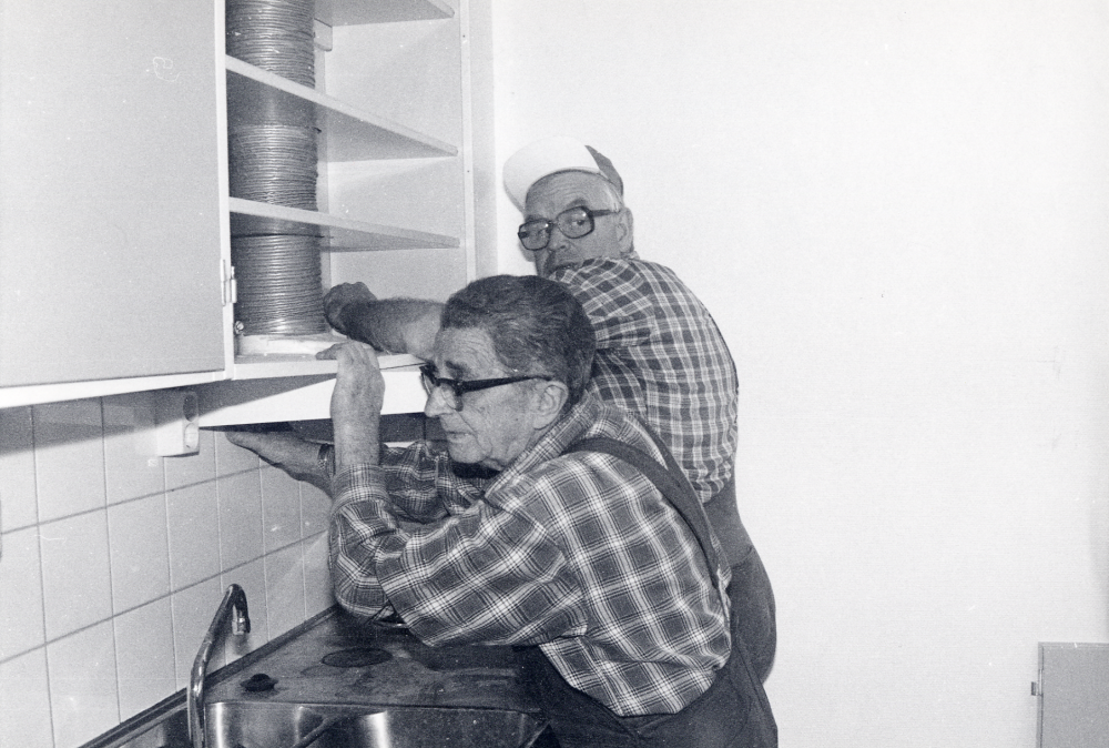 Uplandsbankens kontor i Tunahuset byggs om och Föreningsbanken flyttar in i stället.  Här bygger Tord Näsholm t h om köket med hjälp av Axel Isaksson