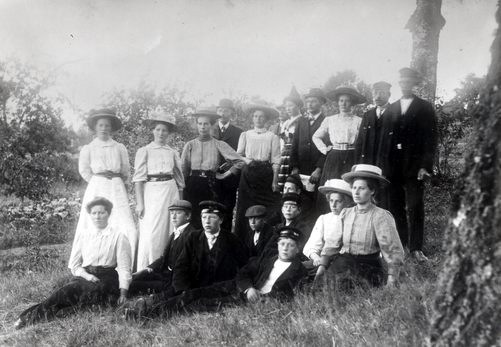 Gruppbild i Harsbroskogen. Nr 3 fr h Hulda Johansson, nr 6 skymd gubben Runnström, nr 5 i folkdräkt en av flickorna Runnström Årtal och anledning till foto okänt.
Uppgift om fotoår saknas, men troligen början av 1900-talet.