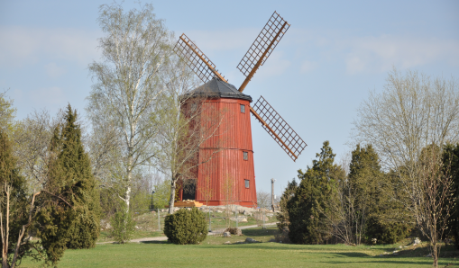 Vallentunas landmärke, Väsby kvarn, totalförstördes i en anlagd brand 2008. Genom ett samarbete mellan kommunen, näringsliv och ideella krafter byggdes kvarnen upp igen och återinvigdes 19 maj 2019.