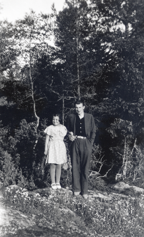 En stolt lillasyster Britta Bergfors med storebror Robert på berget ovanför Granby i Orkesta