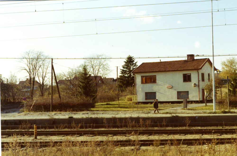 I byggnaden vid Banvägen fanns på 1950-talet både en frisersalong och en järn och färghandel. På 1970-talet hade ABF verksamhet här. Byggnaden låg mellan Villa Nysäter och Centrumbion.