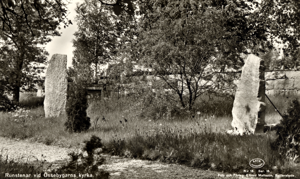 Runstenar  vid  Össeby-Garns kyrka.

Uppgift om fotoår saknas, men troligen första delen av 1900-talet.