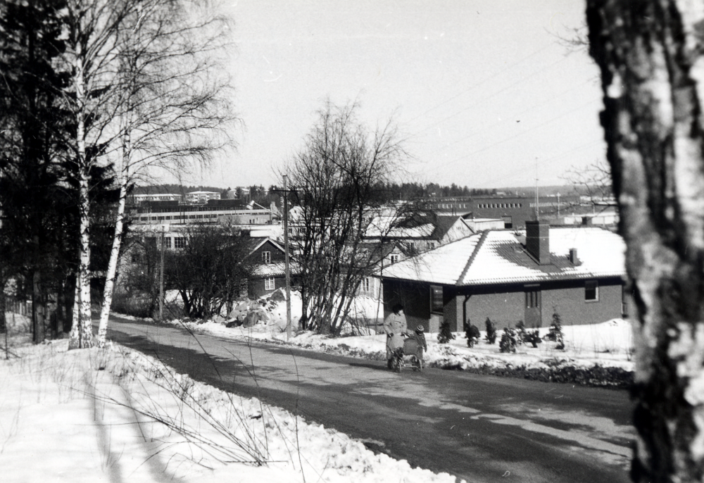 I  förgrunden  Skolvägen  med  Trekanten  t v som begränsas av vägarna Skolvägen, Olsborgsvägen och Karlbergsvägen
