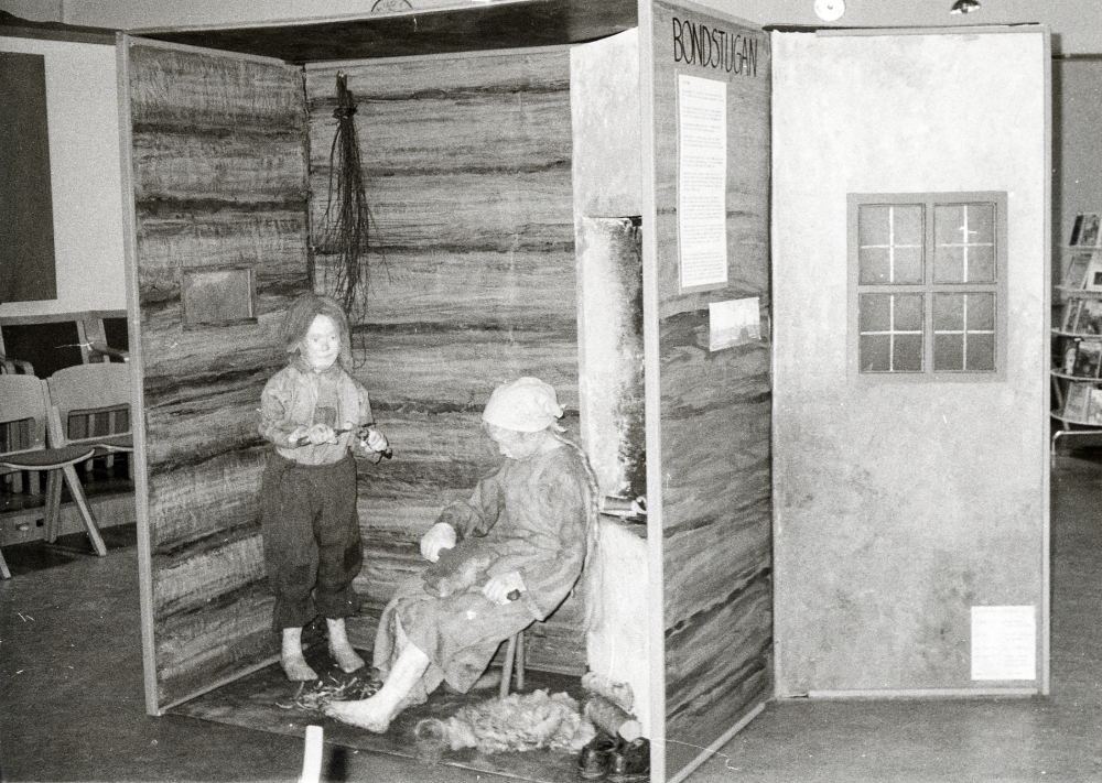 Barn på 1600-talet, en utställning i Vallentunasalen 2-26 september med tre uppbyggda miljöer från högre stånd, allmoge och Allmänna barnhuset gjorda av Eva Rahmqvist. I utställningen ingick visningar av Anne Banér för skolbarn, samt en teaterföreställning 'En vanlig dag år 1630', där livet åskådliggjordes med hjälp av målningar och teater. Här visas en interiör från bondstugan