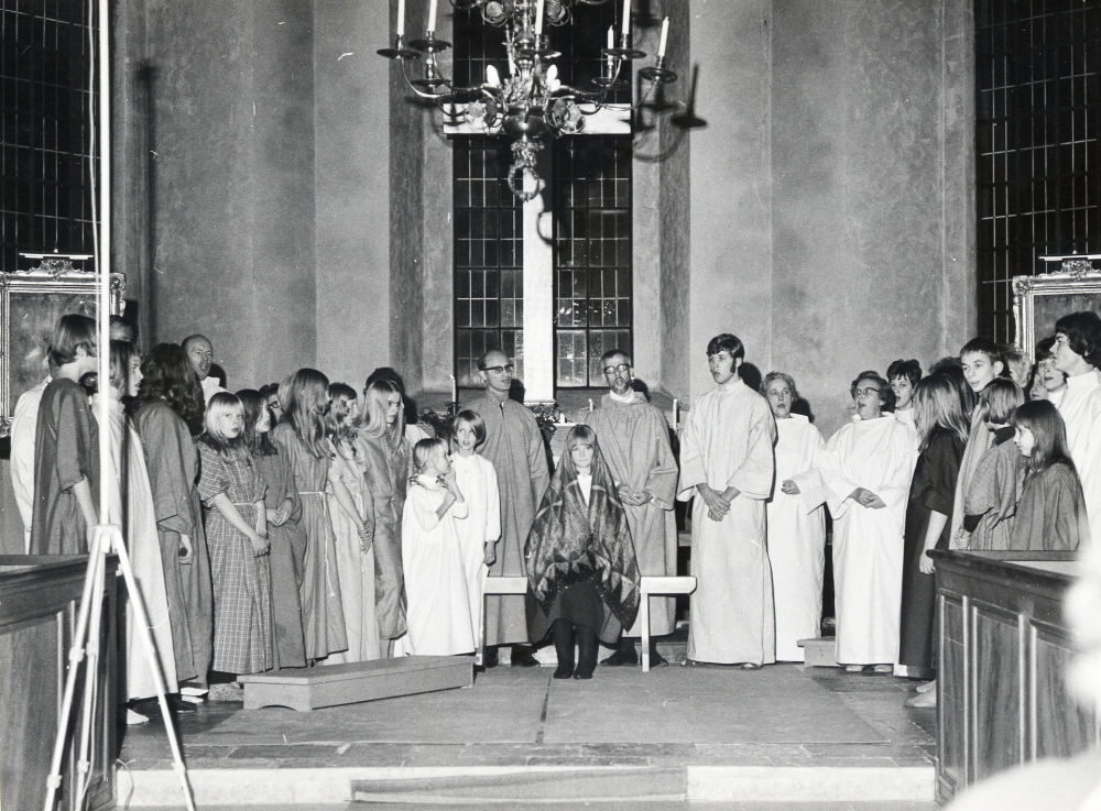 Vallentuna kyrkospel uppföres i Vallentuna kyrka I koret under krucifixet står t v Lars-Uno Lidegran och t h Lasse Berglund