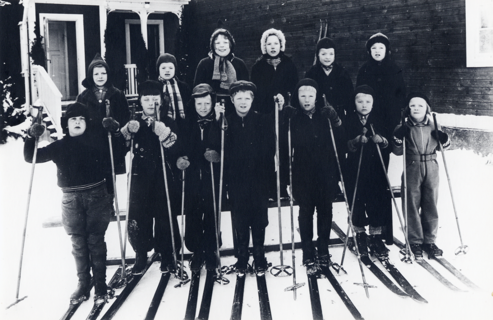 Skolbarnen samlade utanför  Kårsta skola  med  skidorna  på. Fr v i övre raden:  Greta Eriksson   Berit Sundberg   Britta Sundberg   Ing-Britt Sandgren  okänd, och  Marianne Karlsson  Nedre raden fr v:  Rune Wiman   Kurt Karlsson   Sven-Erik Karlsson   Karl-Johan Kraft   Roland Andersson  Lingsberg och  Gunnel Hedler