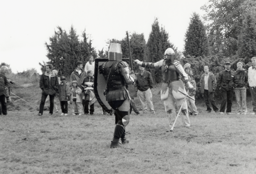 800 år Vallentuna 1998. Medeltidsdag vid Kyrkviken med teater, dans, bågskyttar, riddarspel, hantverk samt mat och dryck. På ängen nedanför Väsby kvarn pågår riddarspel