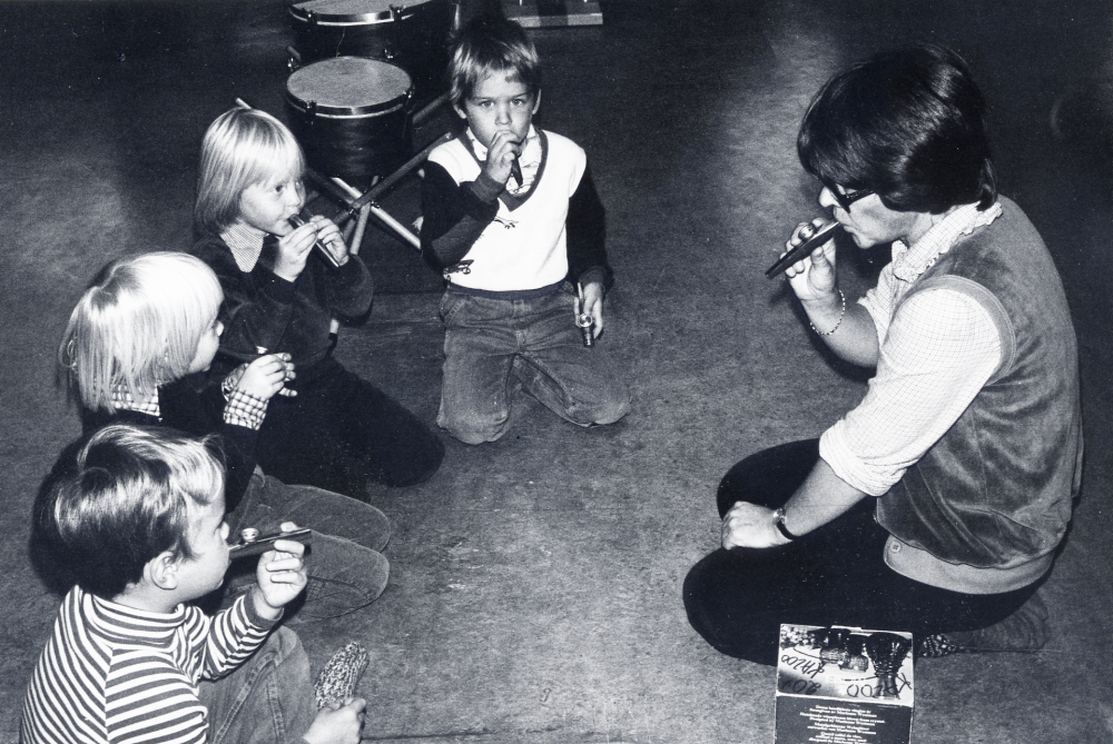 Musiklek med Elsa-Gun Gustafson i barnavdelningen på Vallentuna bibliotek på Allévägen. Här spelar barnen kazoo