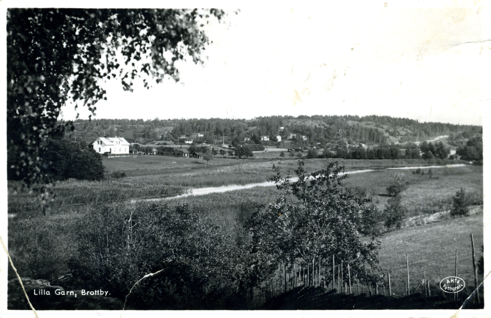 Utsikt över Lilla Garn med Husaån i förgrunden. Uppgift om fotoår saknas, men troligen första delen av 1900-talet.