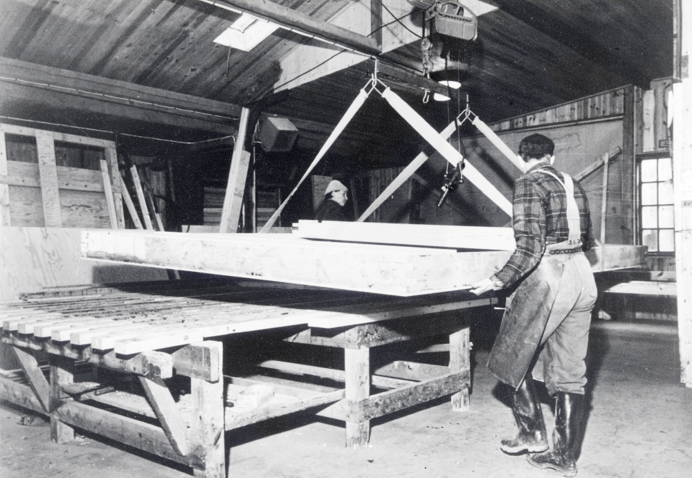 Ekskogens träförädlingsfabrik  i  Ekskogen.  Här tillverkas stora element till Grand hotells sommarveranda av  Sture Karlsson  och  Bengt Johansson.  Fabriken startades 1905 av  Knut Knutsson