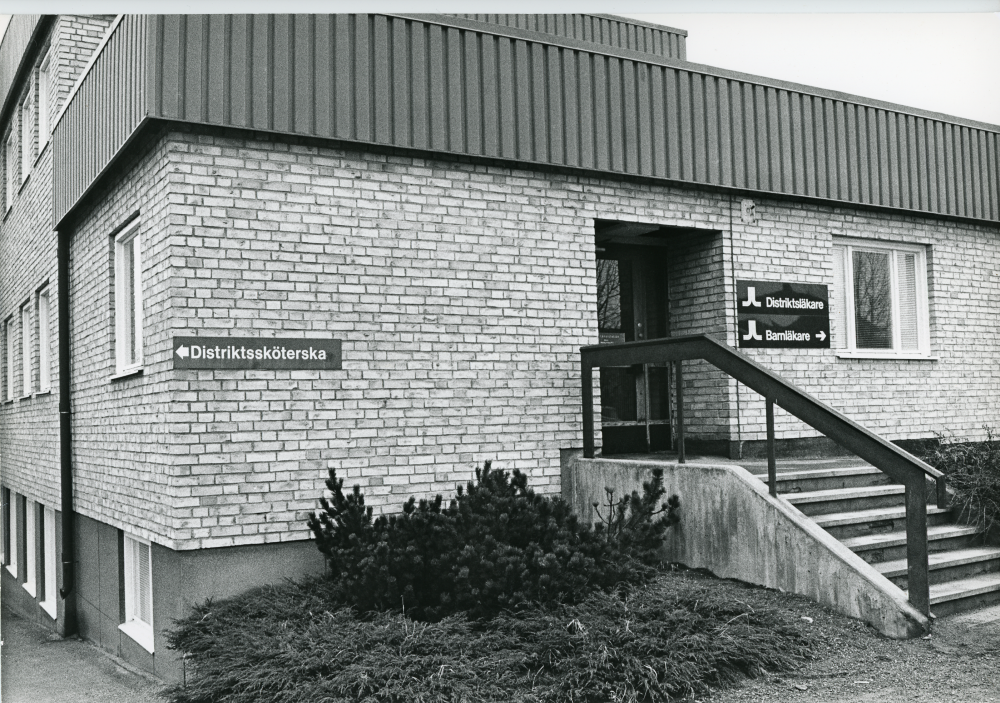 Vallentuna läkarstation på Gärdesvägen. Distriktsköterskan hade mottagning i källarvåningen till vänster. I flygeln med igång från Allévägen, 1 trappa upp, fanns barnläkarmottagningen. I byggnaden fanns även en polisstation med ingång från Allévägen. Hela byggnaden revs 2021 för att lämna plats åt ett nytt hus med studentbostäder.