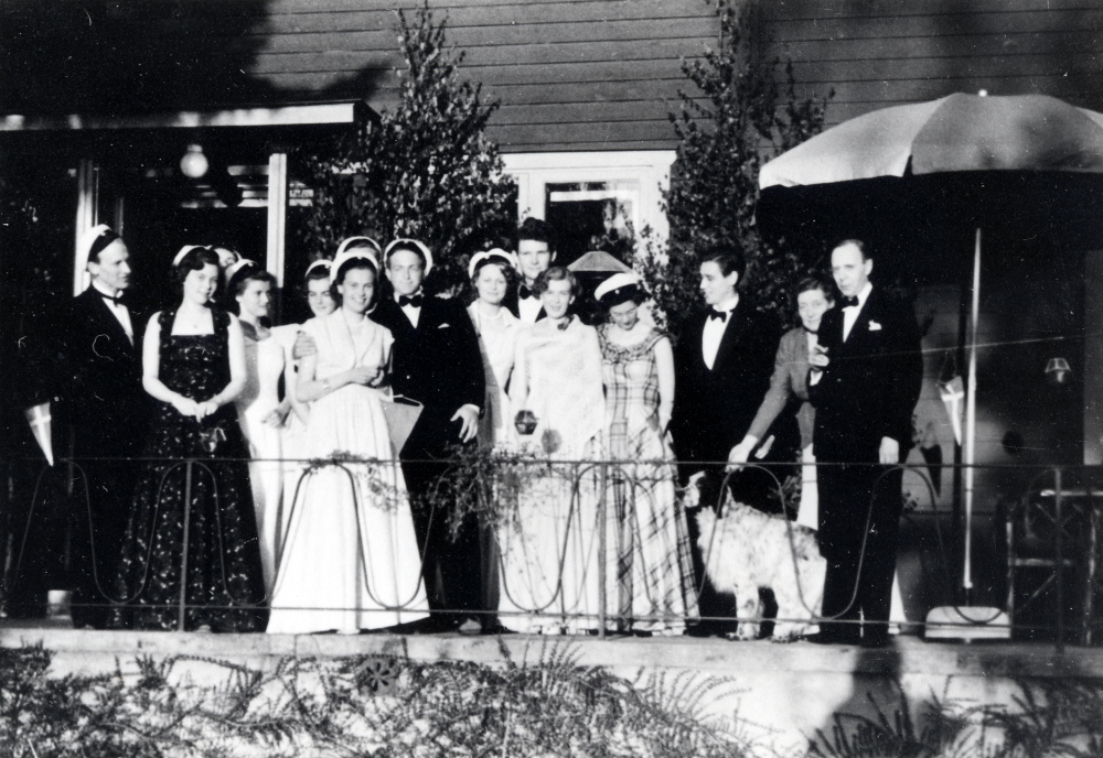 Studentfest på Högbo i Bällsta, nuvarande adress Klingspors väg 6.  Längst t h står Helen och Hans (Johannes) Hammar, ägare till sommarhuset Högbo.  Nr 6 från v är Anita Persson, nr 9 Ingrid Hammar dotter i huset, nr 10 Erland Rost, senare gift med Ingrid