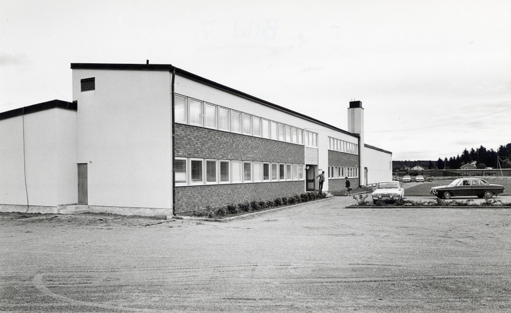 Exteriör av fabriken  Aerosol packing Co AB  den västra sidan. I fabriken fylls aerosolburkar med olika innehåll