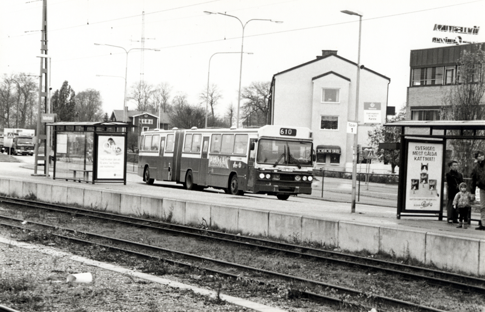 Buss 610 vid Vallentuna järnvägsstation på väg från Danderyds sjukhus till Rosengården