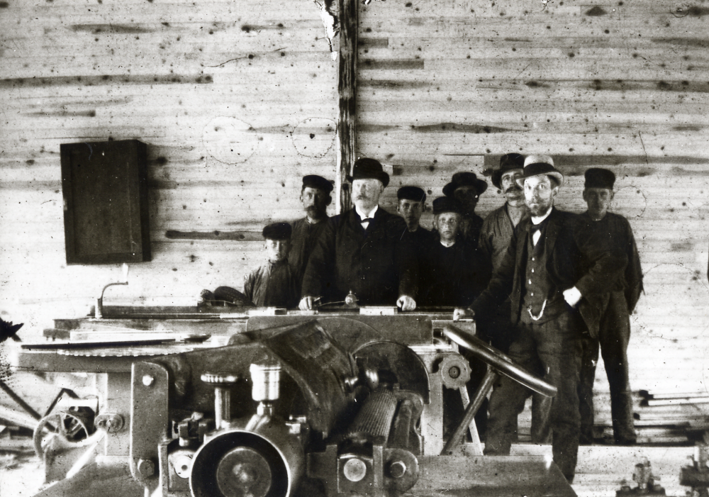 Ekskogens träförädlingsfabrik startades 1905 av Knut Knutsson. Fr v pojken okänd, Evert Andersson, grosshandlare Knut Knutsson, okänd, okänd, okänd, verkmästare B L Ahlgren, okänd maskinförsäljare och okänd