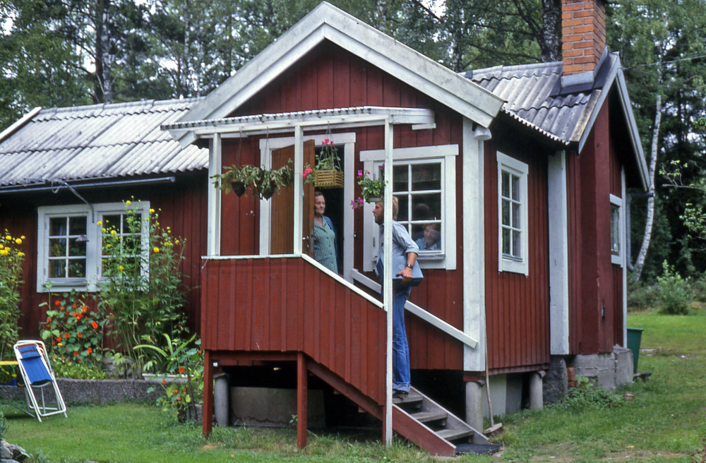 En arbetsdag med lantbrevbärare Mikael Mattsson. Lantbrevbäring i Björklunda;  Hilma Pettersson i Björklunda står och pratar med lantbrevbärare Mikael Mattsson.