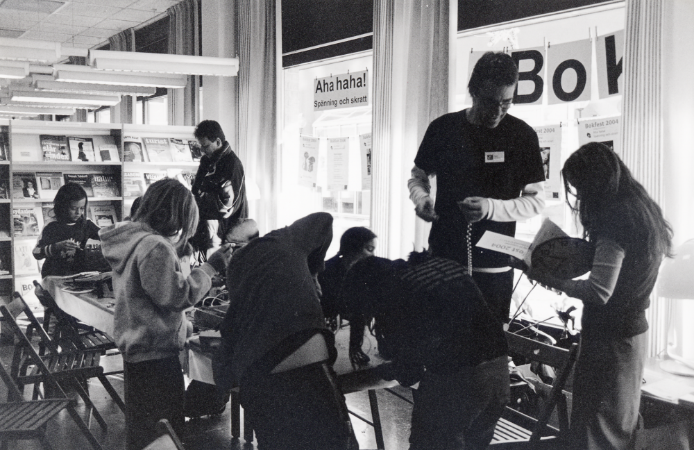Bokfest i Vallentuna bibliotek med tema Aha ha ha! Spänning och skratt. I bibliotekets tidskriftshörna får man undersöka elektriska apparater under ledning av Patrik Järveroth. T v står kommunens antikvarie Pernilla Järveroth.