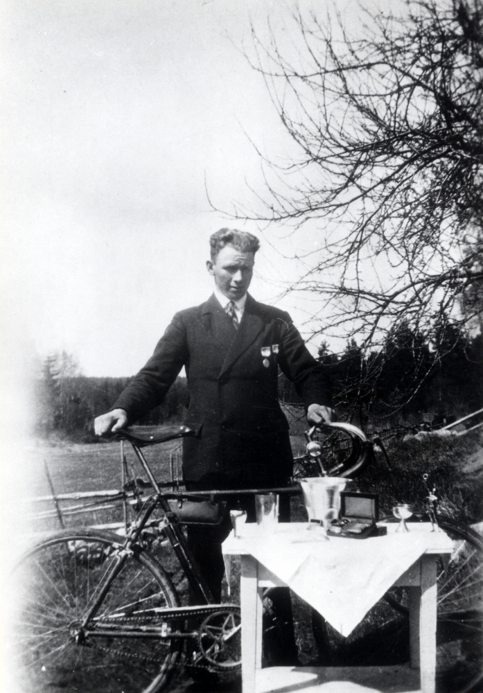 Nils Alstermark  i  IFK Österåker  med sin prissamling