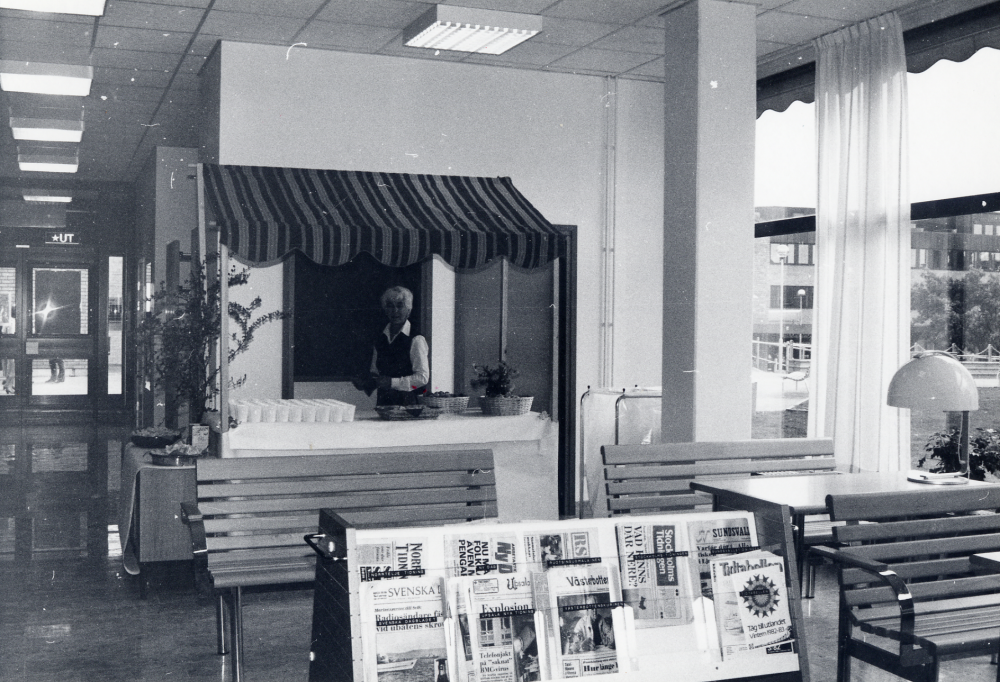 Vallentuna bibliotek invigs i nya lokaler i Tärningen.  Här står Inger Hellstedt i bibliotekets foajé vid ståndet där äppeljuice och små petits- chouxer skall serveras vid invigningshögtidligheterna